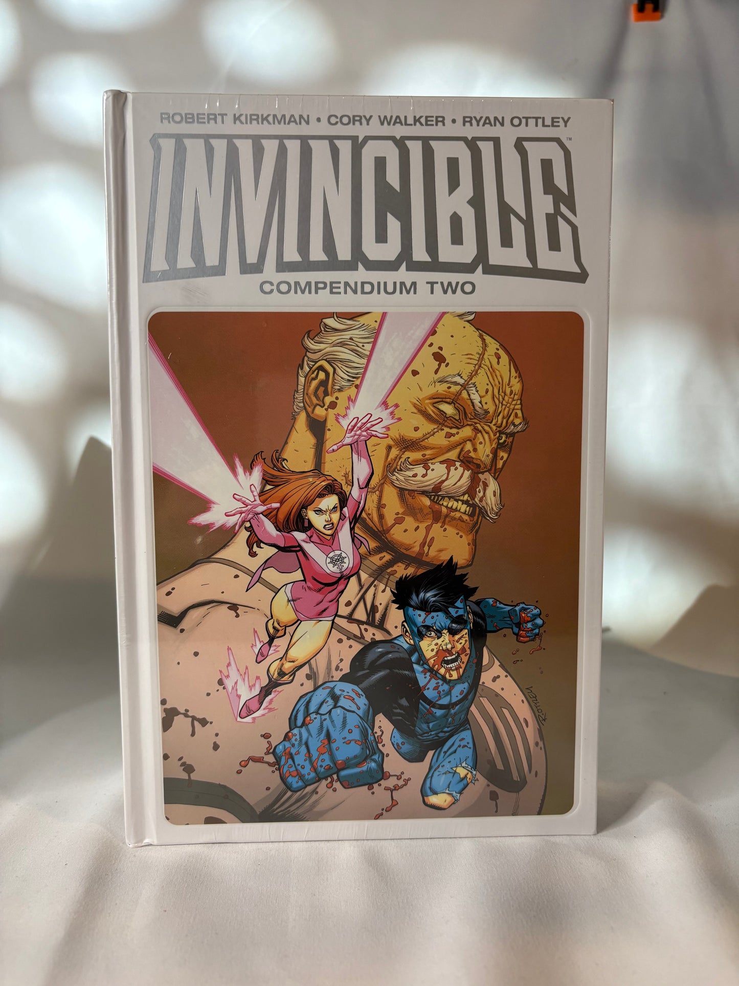 Invincible compendium collector edition white hardcover