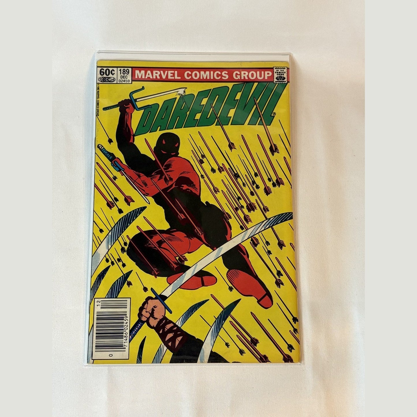 Daredevil #189 (1982) newsstand edition comic book front cover, death of Stick, Frank Miller arrow cover